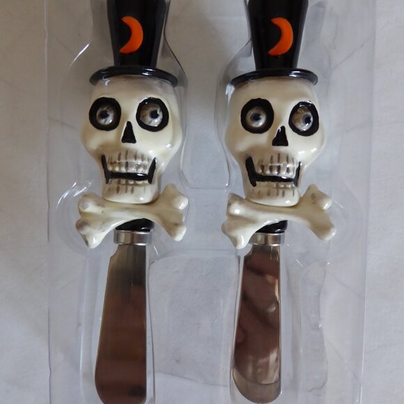 NEW 2005 DEPARTMENT 56 FRANKENSTEIN’S LAB HALLOWEEN SKULL CROSSBONES SPREADERS - Picture 8 of 9